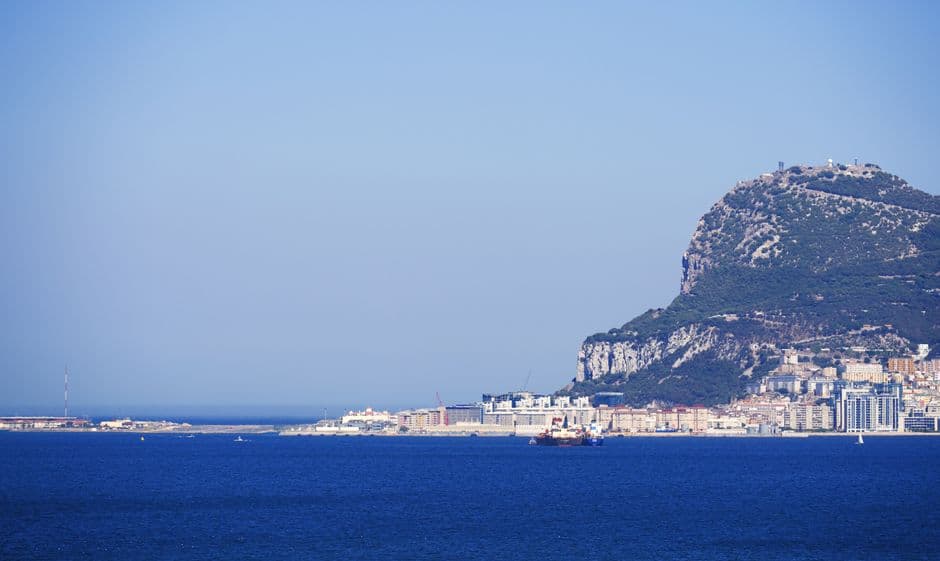 Navigate Gibraltar's nightlife: where locals drink, live music plays, and when bars close