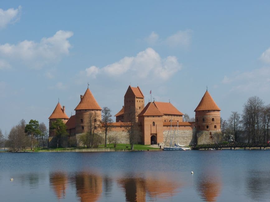 Tourist scams in Lithuania: taxi tricks, fake tours & how to sidestep them